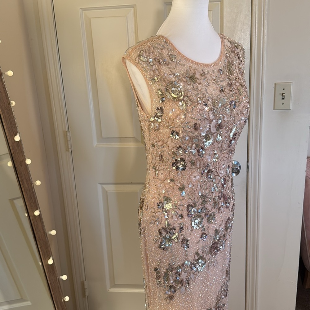 MAC DUGGAL
Pink Embellished Bateau Neck Cap Sleeve Floral Beaded Trumpet Gown - Picture 9 of 17